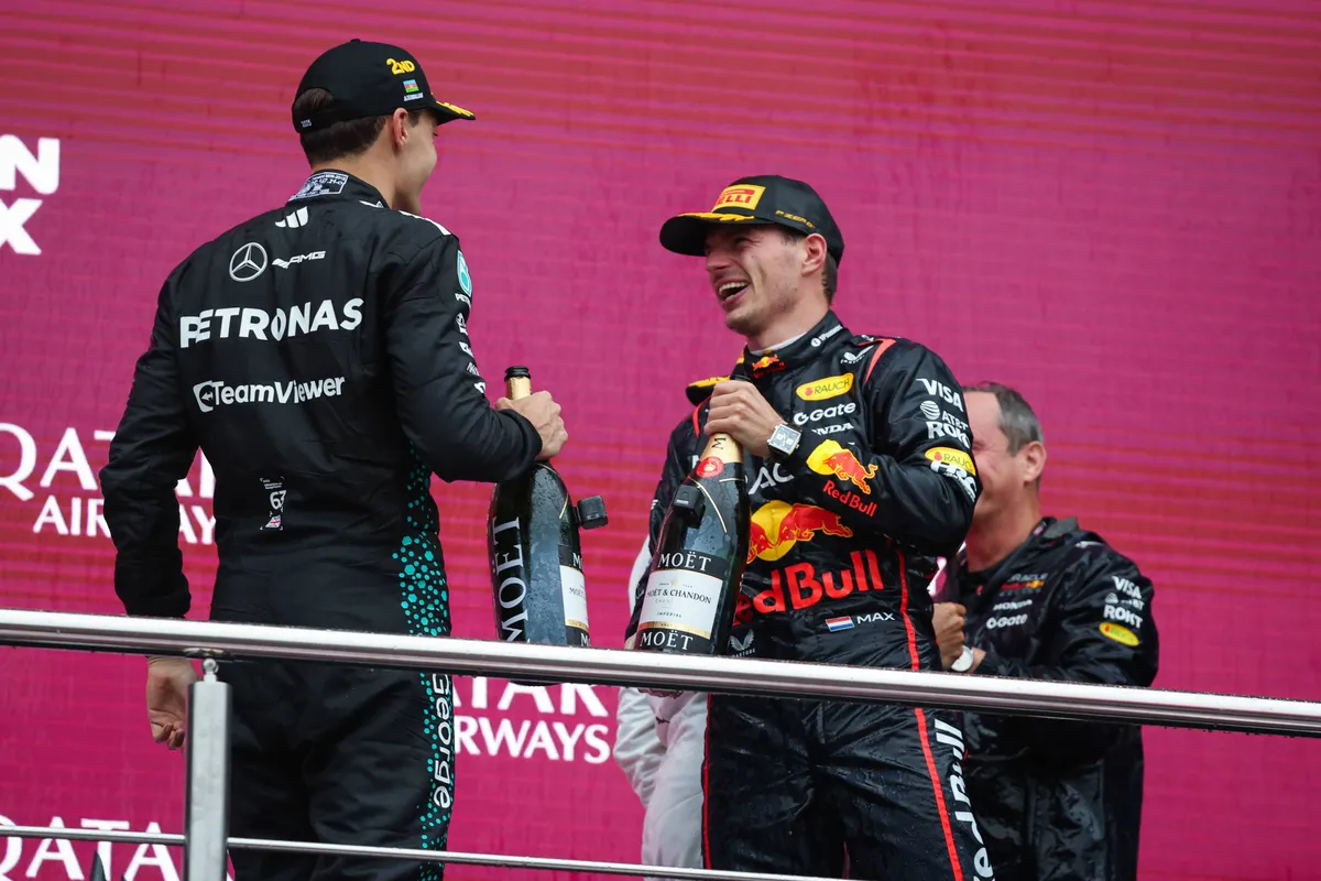 max verstappen en george russell tijdens podiumceremonie in bakoe