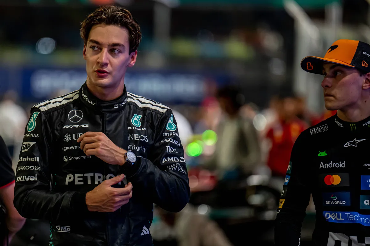 George Russell in de Formule 1-pitstraat tijdens de race in Singapore in 2025 met Oscar Piastri