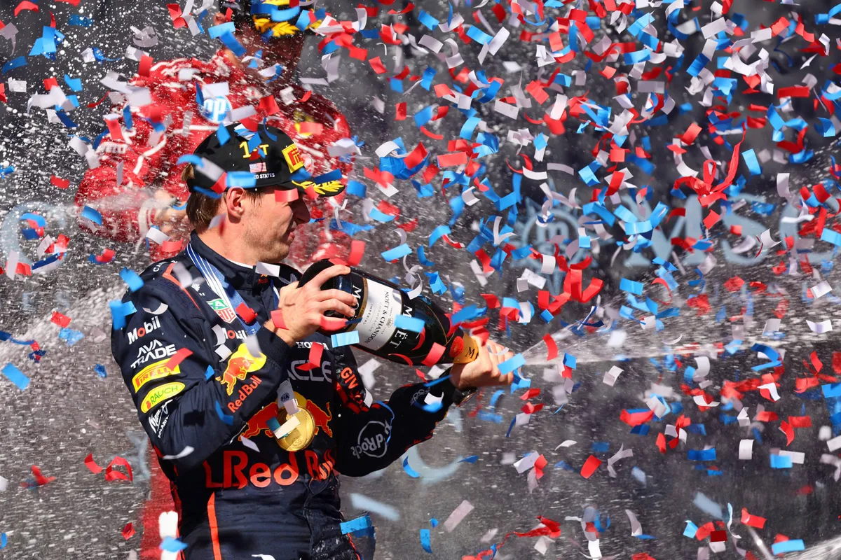 max verstappen tijdens podiumceremonie na gp verenigde staten