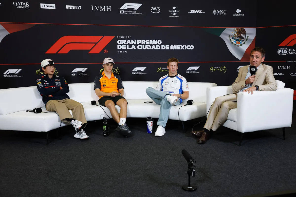 yuki tsunoda liam lawson tijdens persconferentie in mexico