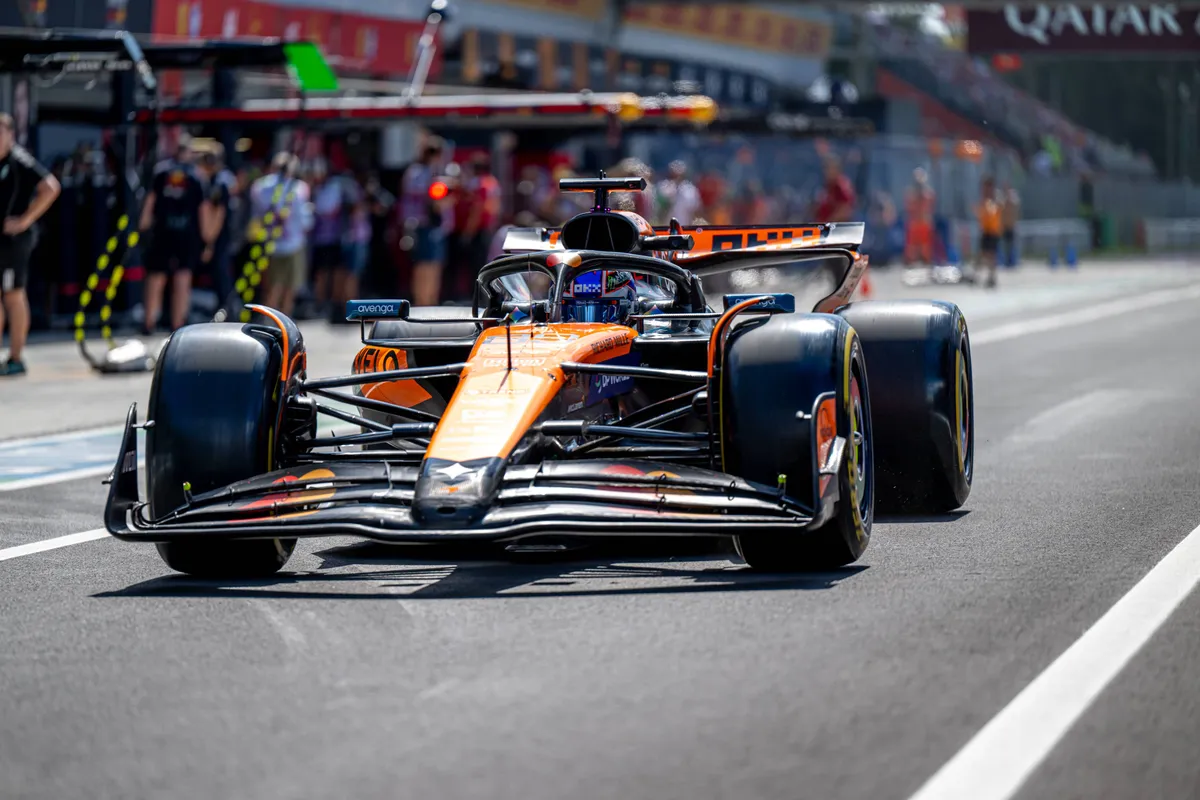 McLaren-coureur Alex Dunne in de pitstraat in Italië