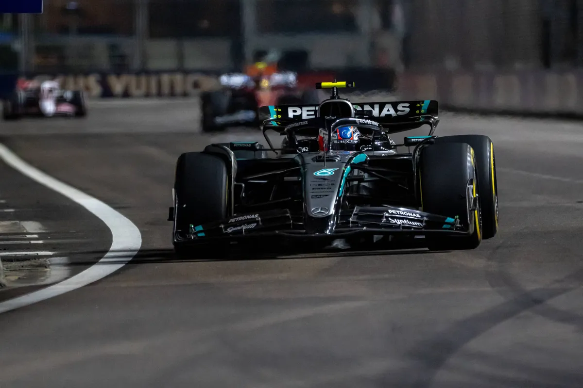 Mercedes-coureur Kimi Antonelli tijdens de Grand Prix van Singapore in 2025