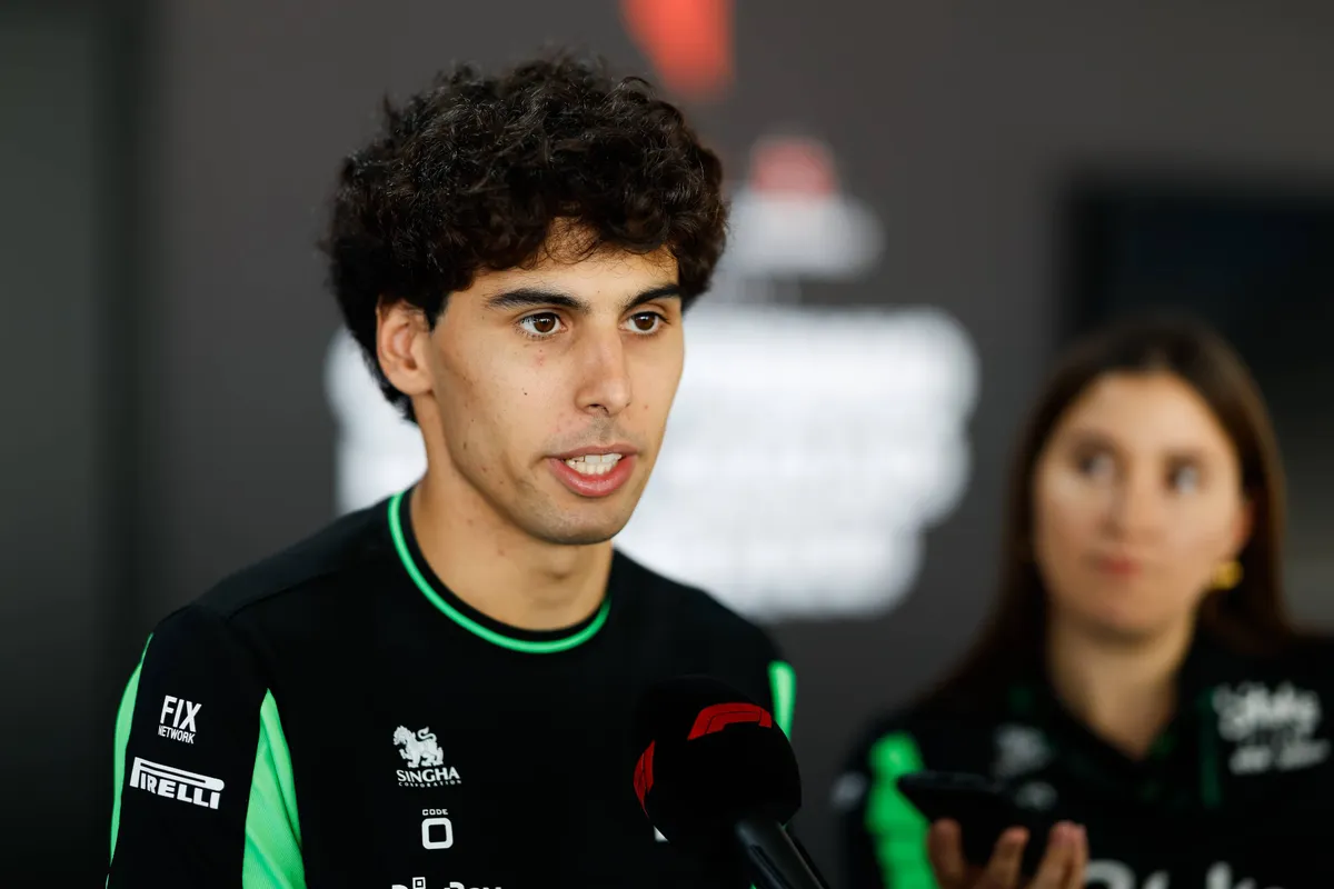 Sauber-coureur Gabriel Bortoleto staat de pers te woord voorafgaand aan het F1-weekend in Mexico-Stad