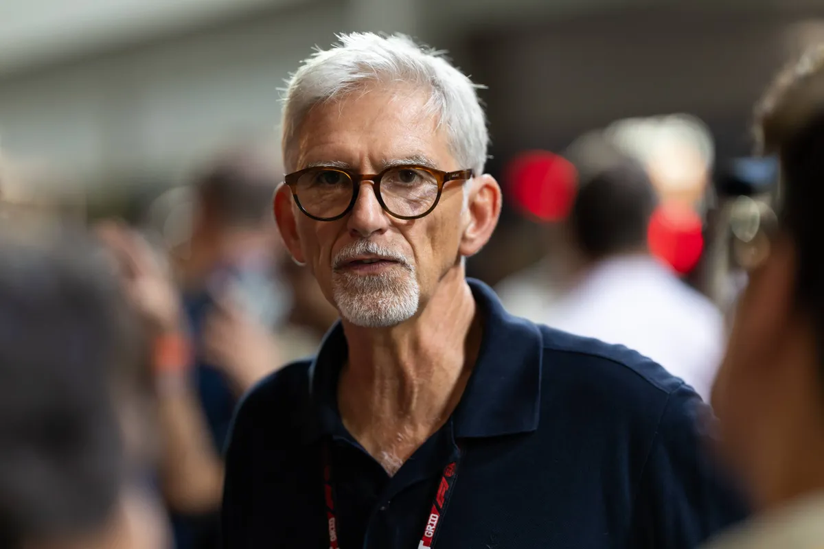 Voormalig F1-wereldkampioen Damon Hill krijgt kritiek vanuit Max Verstappen-fans na uitspraak in Singapore 2025