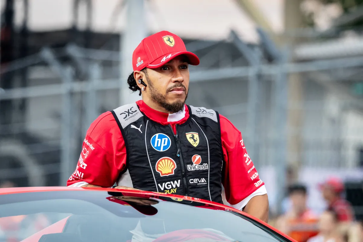 Lewis Hamilton tijdens de driversparade voor de Grand Prix van Singapore in 2025