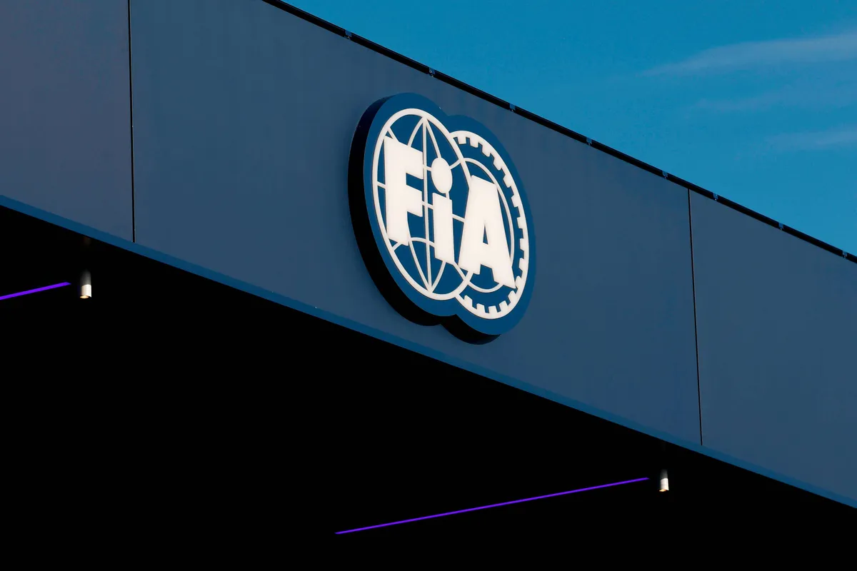 Het logo van de FIA in de Formule 1-paddock tijdens de Grand Prix van Nederland in 2025
