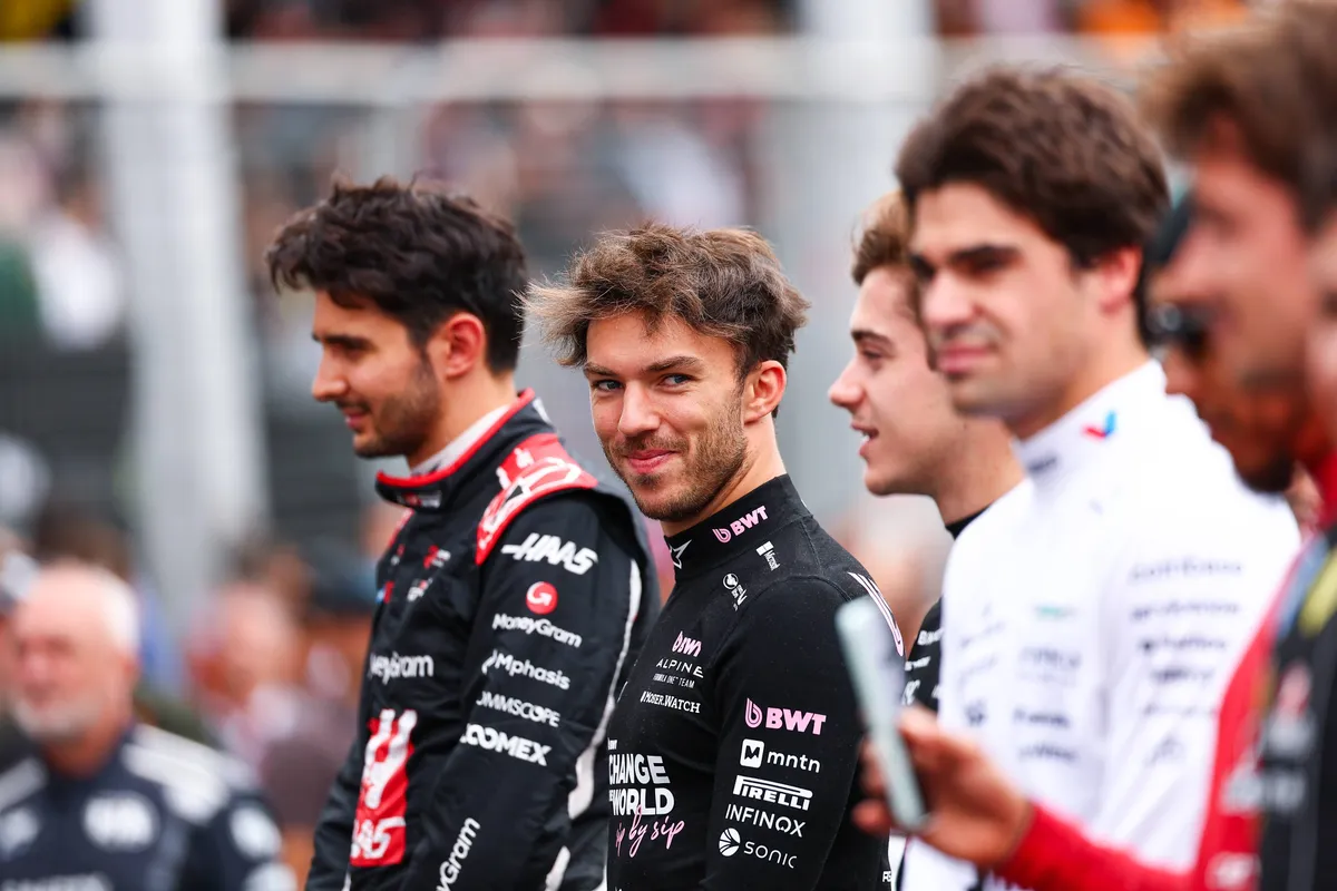 Alpine-coureur Pierre Gasly op de grid in Azerbeidzjan