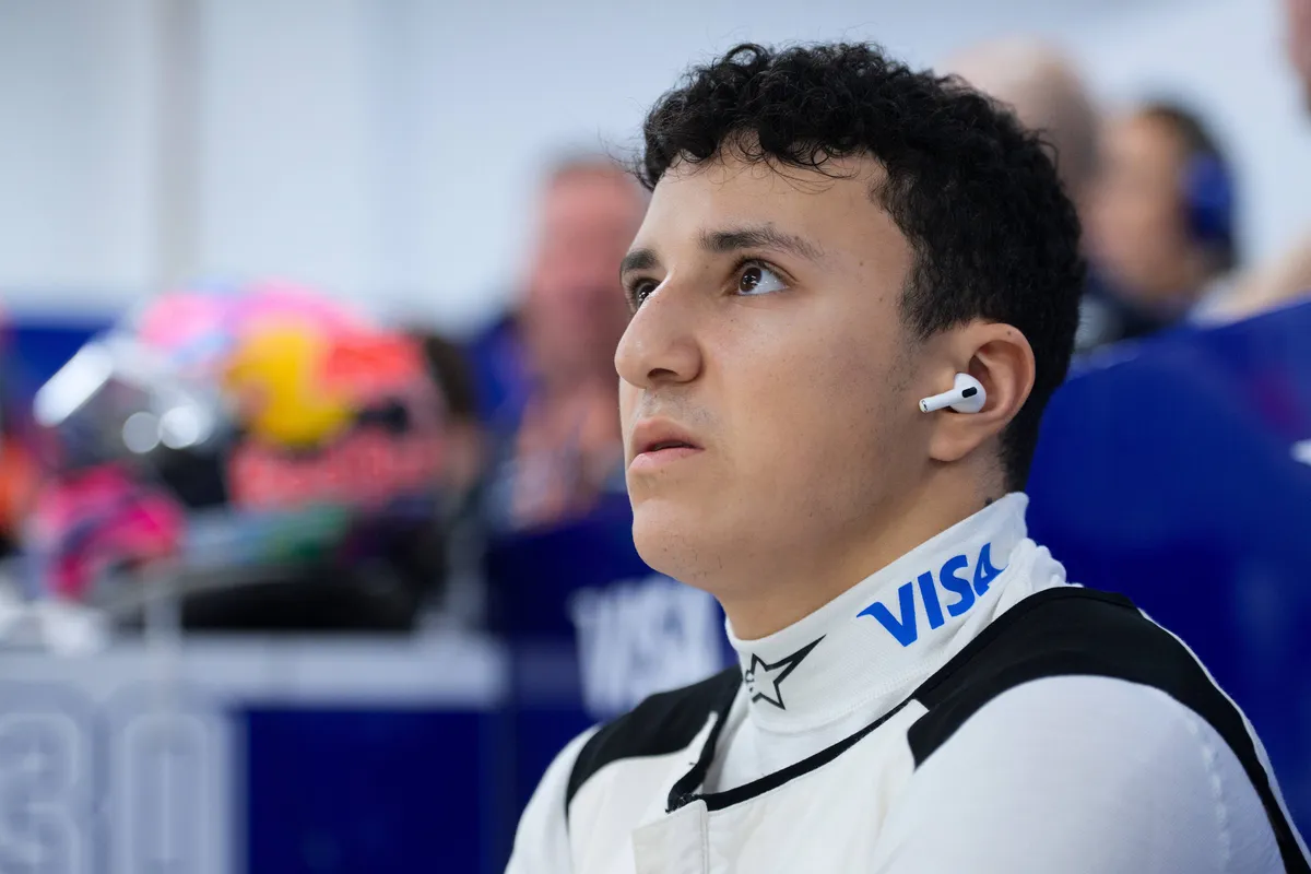 Racing Bulls-coureur Isack Hadjar zit in de garage in Singapore, wachtend om het zitje van Yuki Tsunoda over te nemen bij Red Bull Racing