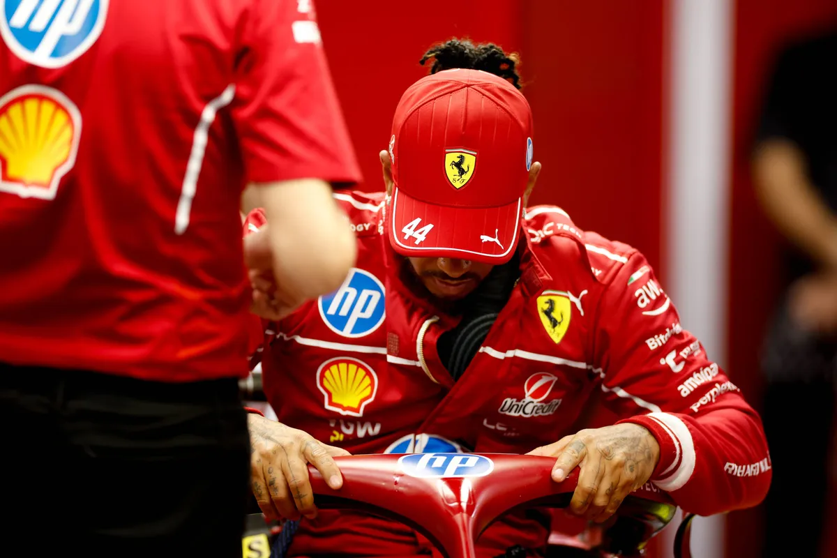 Ferrari-coureur Lewis Hamilton klimt uit zijn auto