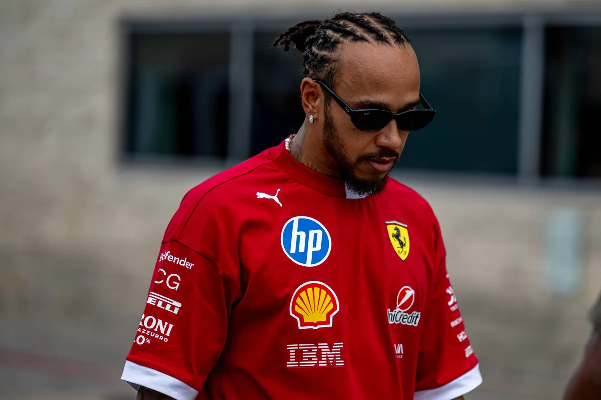 Ferrari-coureur Lewis Hamilton arriveert in de F1-paddock in Austin, waar hij gevraagd wordt naar de komst van Christian Horner naar Ferrari