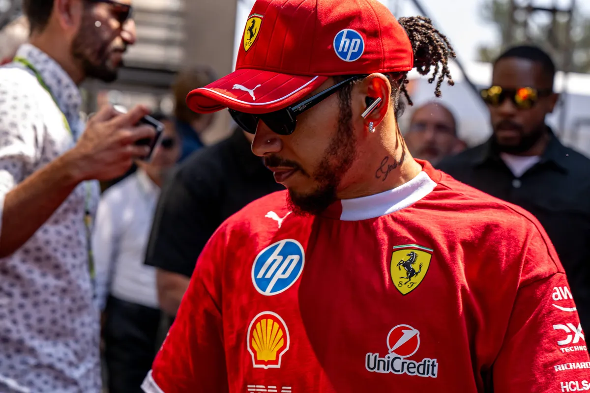 Ferrari-coureur Lewis Hamilton op de F1-grid voor de Grand Prix van Mexico in 2025