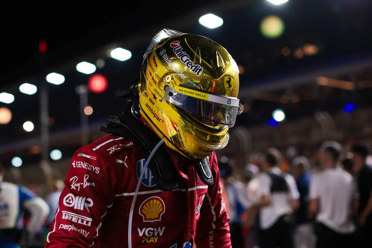 Lewis Hamilton maakt zich op de grid klaar voor de race in Singapore