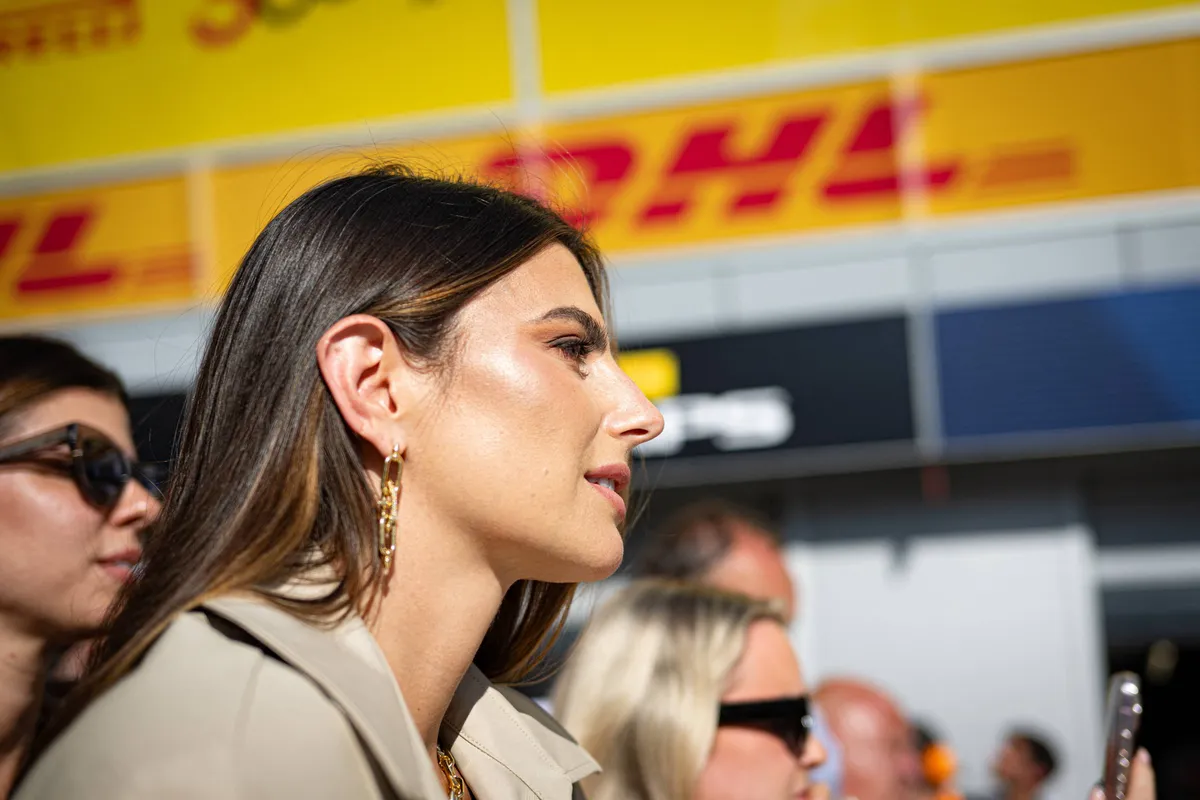 Kelly Piquet wacht Max Verstappen op na zijn zege in Monza tijdens de Grand Prix van Italië in 2025