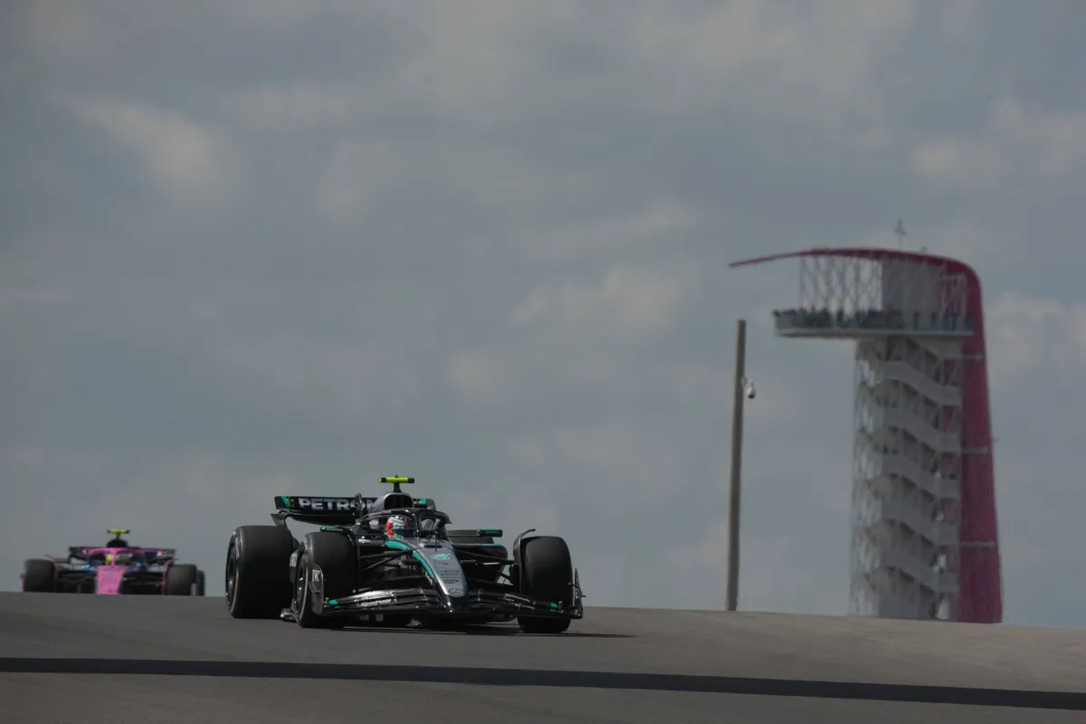 Mercedes-coureur Kimi Antonelli tijdens de vrijdag in Austin, waar hij fysieke ongemakken kende door een FIA-interventie
