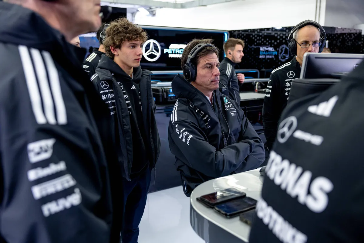 kimi antonelli en toto wolff tijdens testdagen in bahrein
