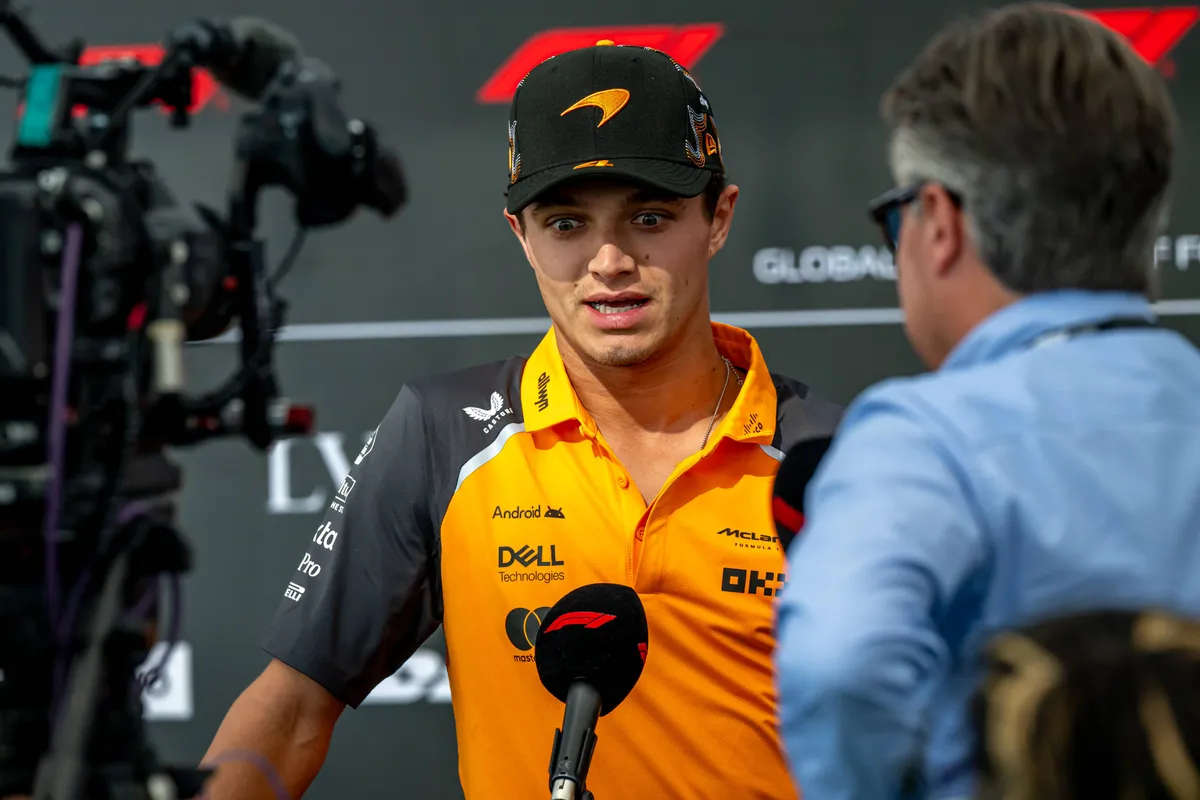 Lando Norris kijkt zeer bezorgd in gesprek met de media in Austin, nadat hij net een fikse straf heeft gekregen van McLaren
