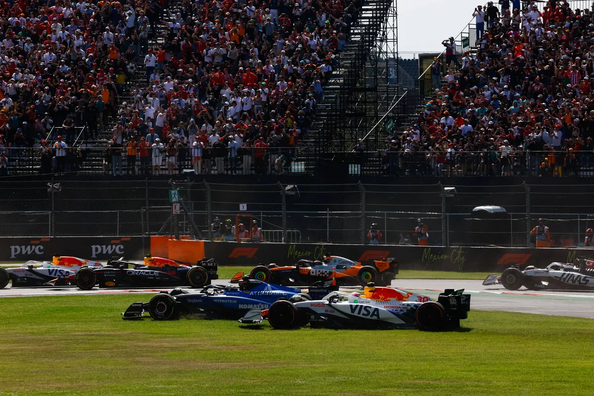 liam lawson en carlos sainz tijdens de start van de GP van Mexico