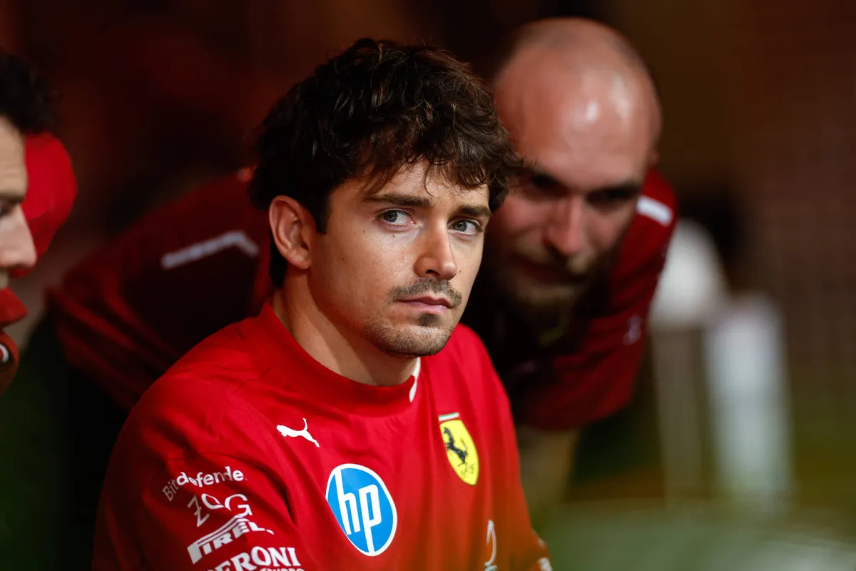 Charles Leclerc in de F1-paddock in Singapore was niet blij met Ferrari in 2025