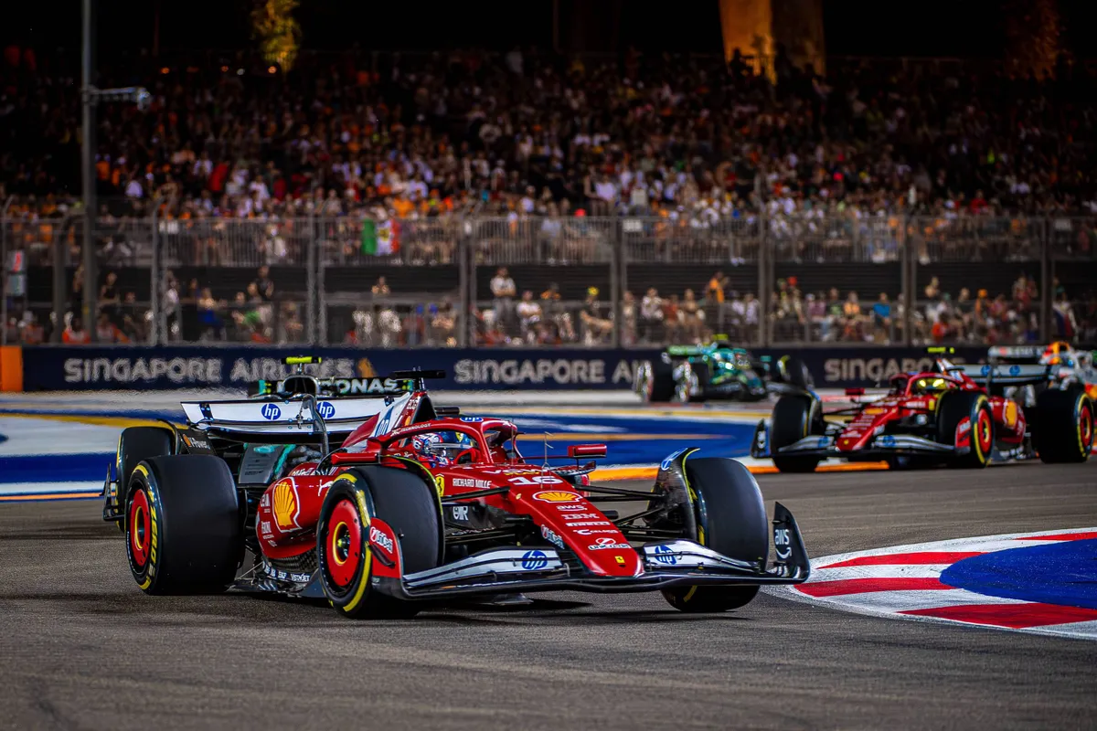 Charles Leclerc (links) en Lewis Hamilton (rechts) in actie voor Ferrari in Singapore