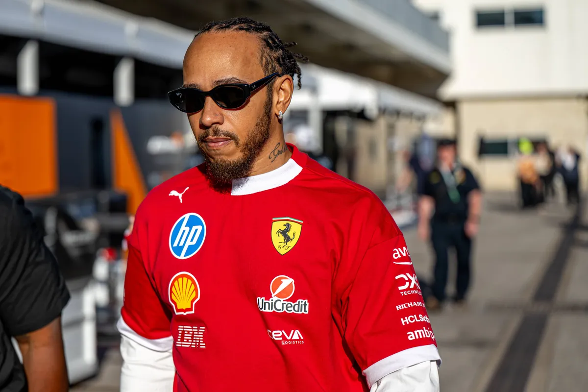 ferrari-coureur lewis hamilton in de pitstraat tijdens de GP van de Verenigde Staten