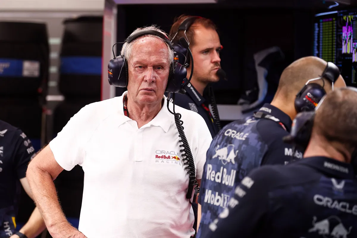 Helmut Marko, Red Bull-adviseur, in de garage in Singapore