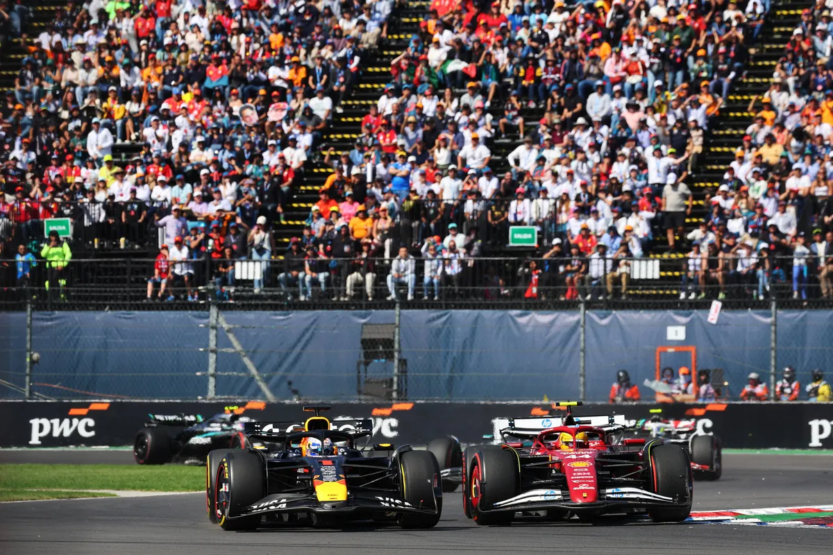 Max Verstappen in gevecht met Lewis Hamilton tijdens de Grand Prix van Mexico in 2025