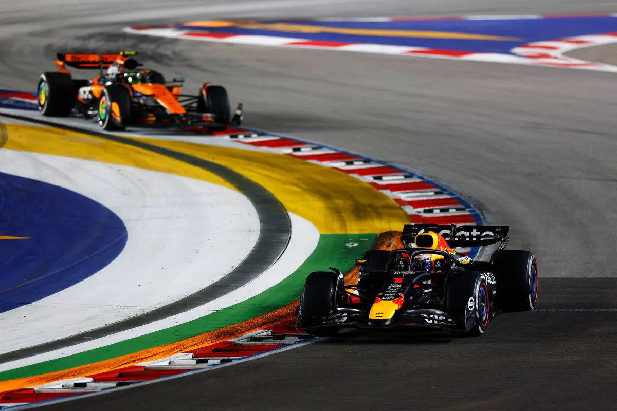 Max Verstappen en Lando Norris vechten het uit in Singapore tijdens de 2025 F1-race