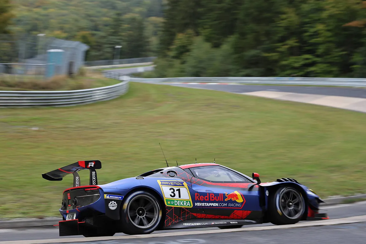 Max Verstappen in de Ferrari 296 GT3 op de Nürburgring Nordschleife