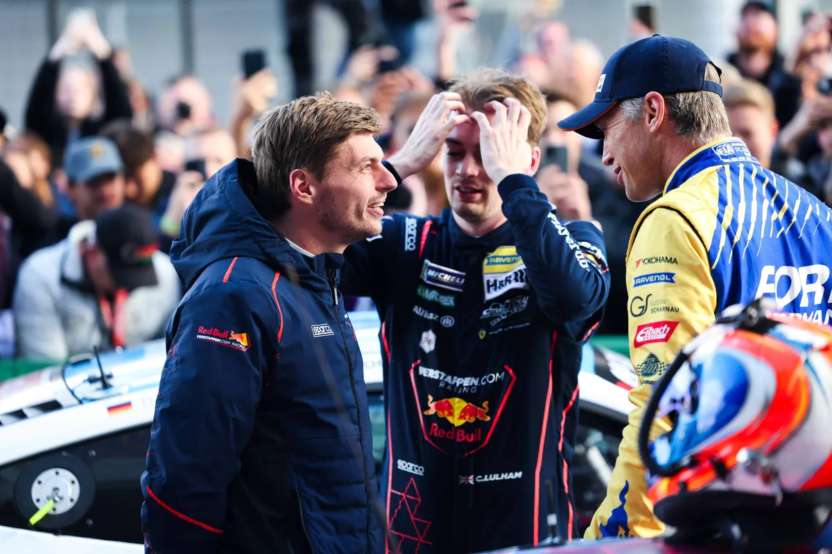 Frank Stippler en Max Verstappen in gesprek na de race op de Nürburgring Nordschleife