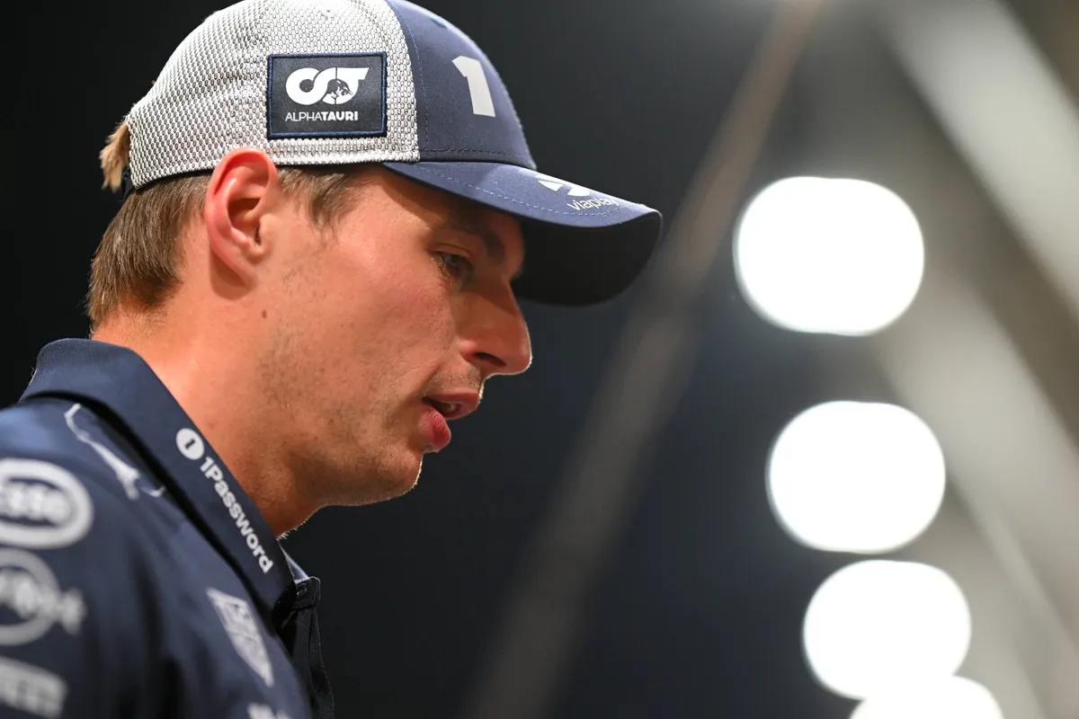 Red Bull-coureur Max Verstappen in de F1-paddock in Singapore