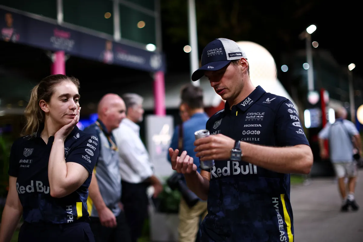 Max Verstappen in de F1-paddock in Singapore