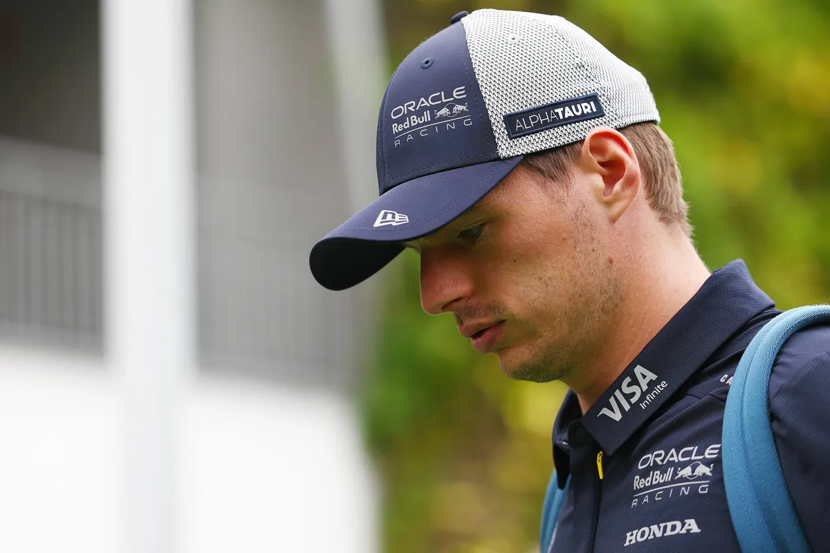 Viervoudig F1-wereldkampioen Max Verstappen arriveert in de F1-paddock in Singapore