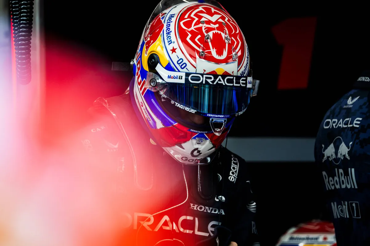 Max Verstappen heeft zijn helm aangetrokken en is klaar om de RB21 in te stappen voor de race in Singapore
