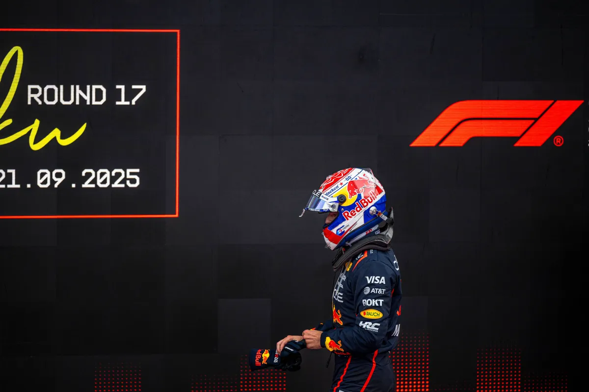 Max Verstappen loopt richting de F1-paddock na de Grand Prix van Azerbeidzjan in 2025