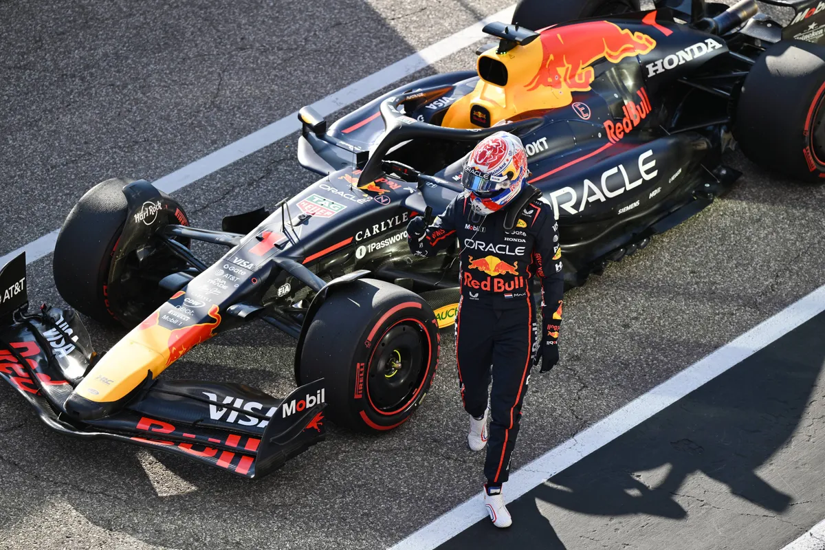 Max Verstappen juicht voor zijn Red Bull RB21 na het behalen van de sprintpole in Austin