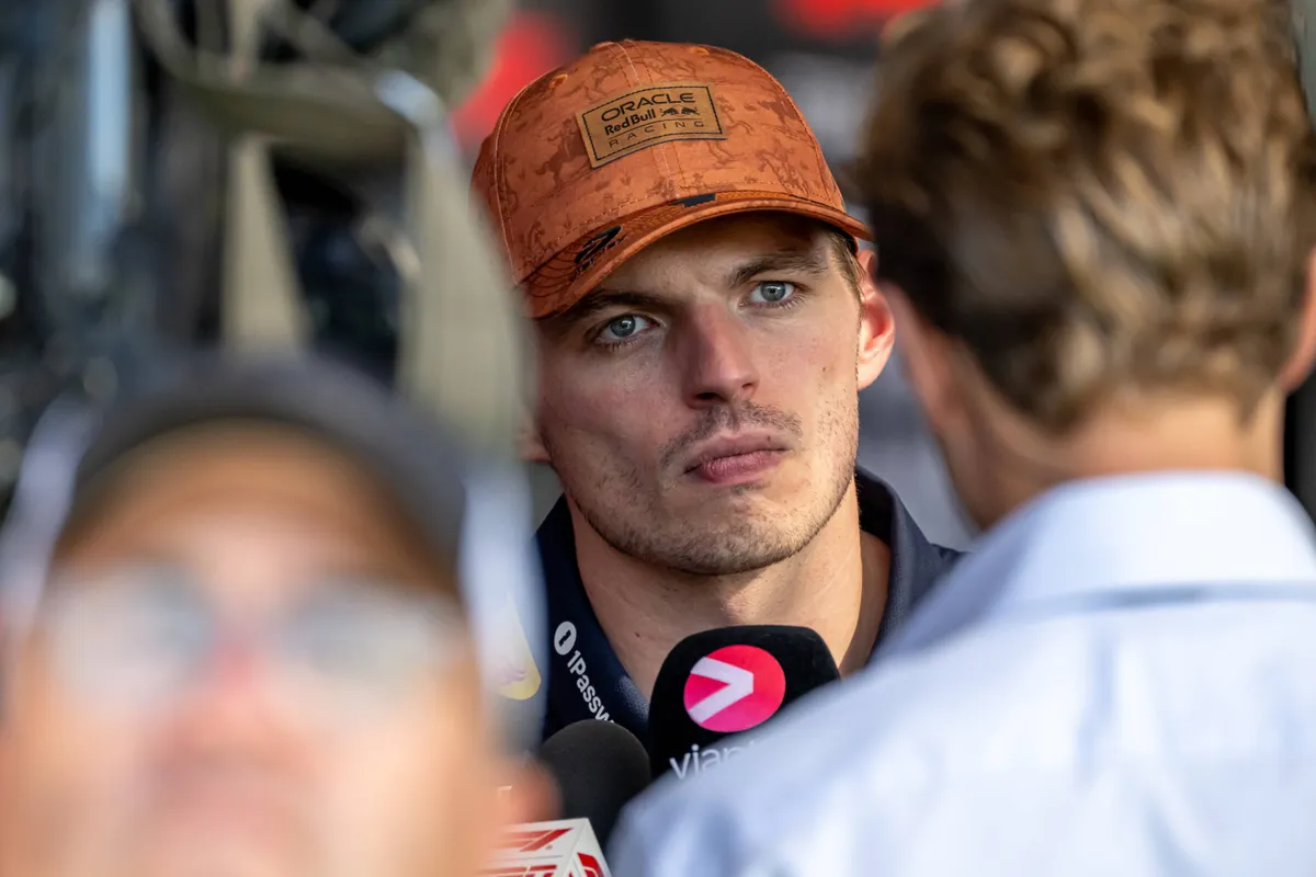 Max Verstappen in gesprek met Chiel van Koldenhoven van Viaplay, na de race in de Verenigde Staten