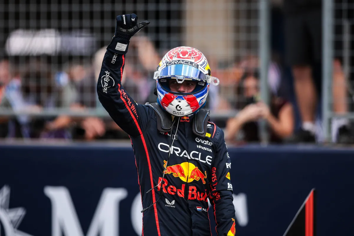 Max Verstappen juicht na zijn poleposition voor de Grand Prix van de Verenigde Staten in 2025
