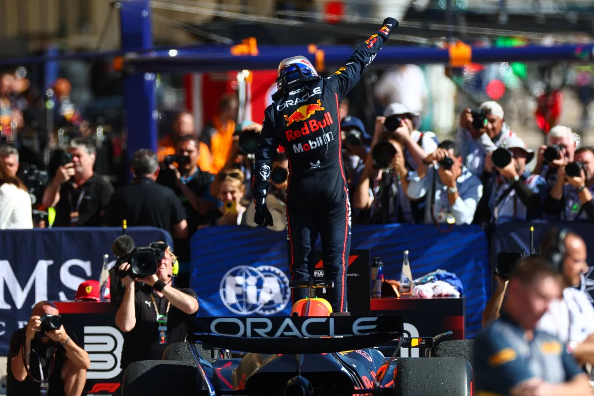 Red Bull-coureur Max Verstappen viert feest na de Grand Prix van de Verenigde Staten in 2025