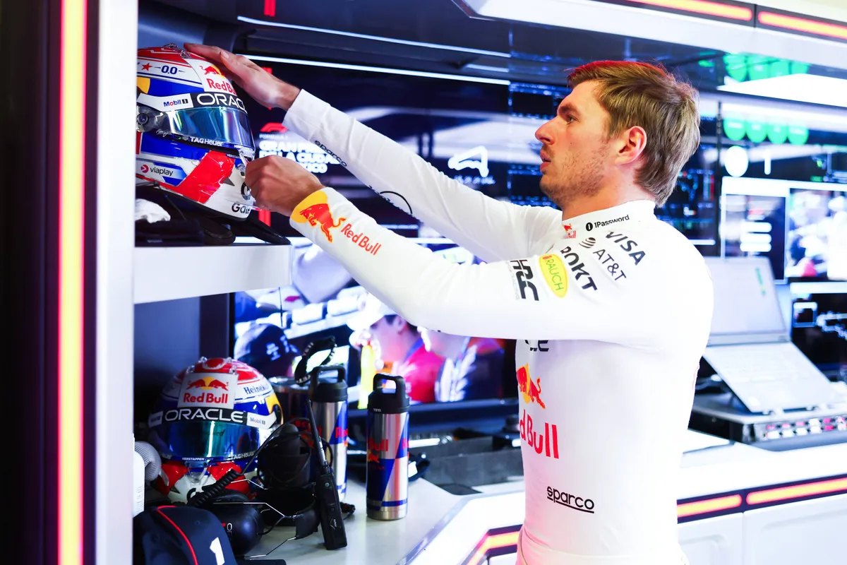 Max Verstappen pakt zijn helm in de Red Bull-garage voor de tweede vrije training in Mexico