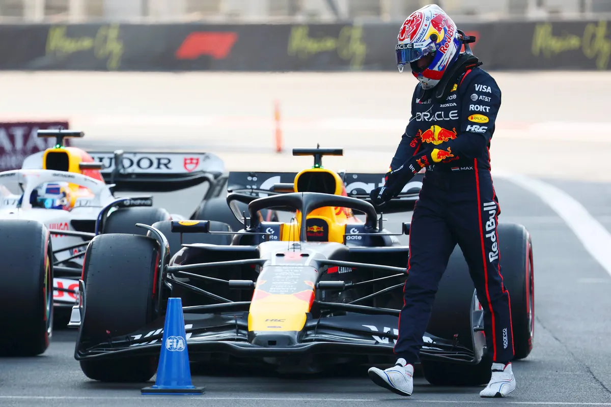 Red Bull-coureur Max Verstappen loopt teleurgesteld weg van zijn RB21 na de kwalificatie voor de Grand Prix van Mexico in 2025