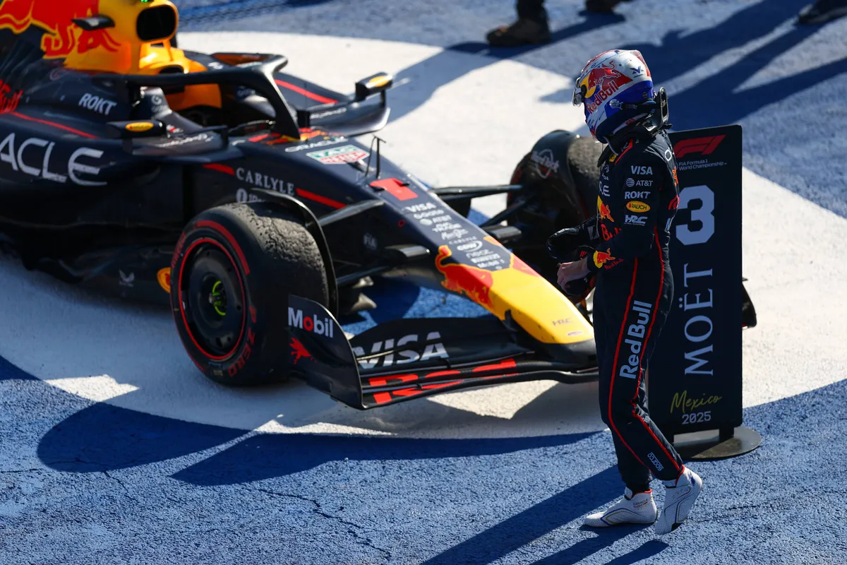 Red Bull-coureur Max Verstappen kijkt naar zijn RB21 na de race in Mexico, waar hij als derde eindigde