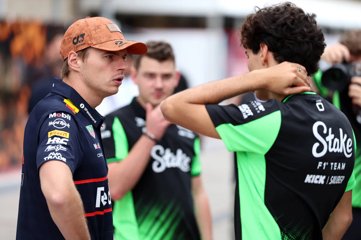 Max Verstappen in gesprek met Sauber-coureur Gabriel Bortoleto tijdens het GP-weekend in Austin