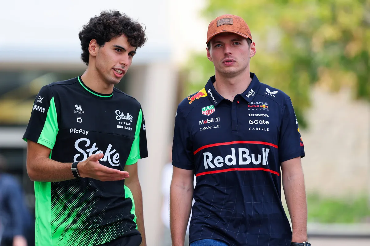 Max Verstappen en Gabriel Bortoleto praten samen in de F1-paddock in Austin