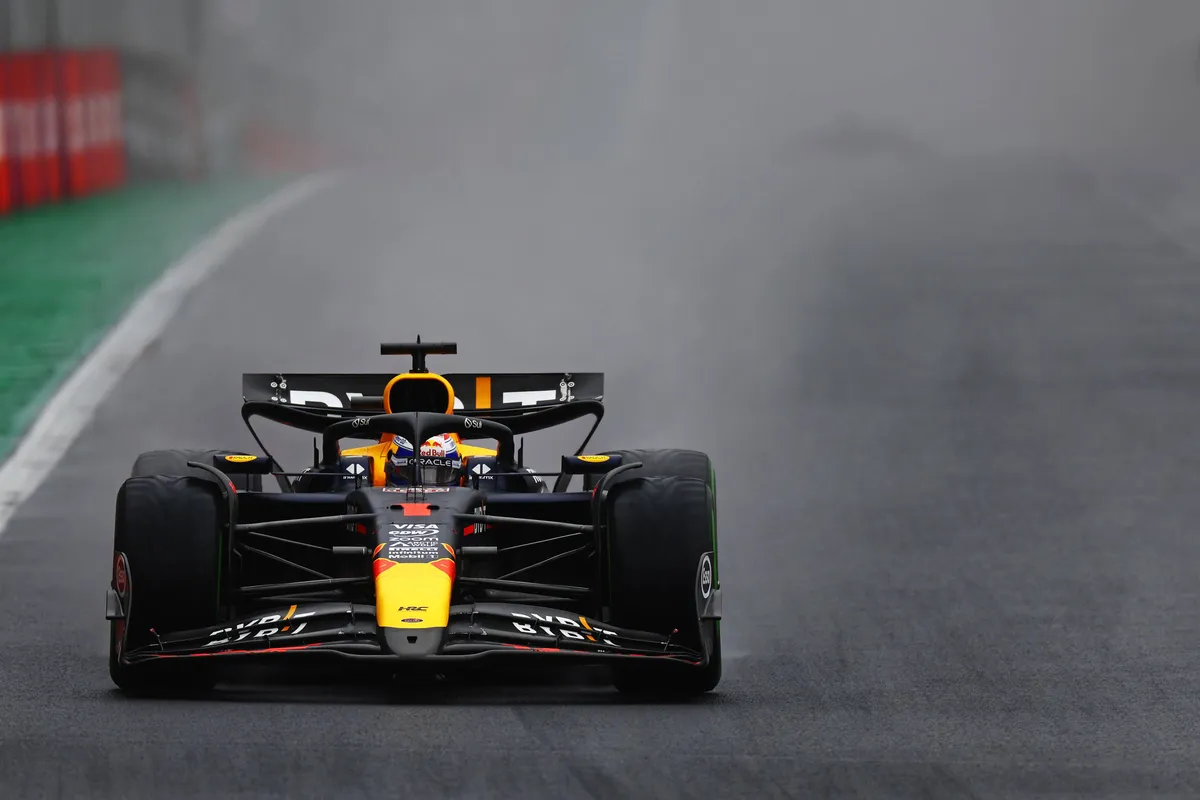 Max Verstappen in de regen tijdens de Grand Prix van Brazilië in 2024