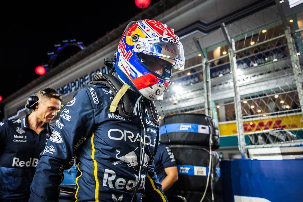 Max Verstappen loopt op de F1-grid in Singapore waar hij volgend jaar kan profiteren van een FIA-regelwijziging