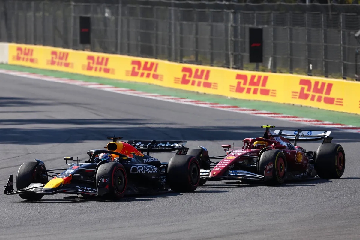 Max Verstappen haalt Lewis Hamilton in tijdens GP Mexico in 2025