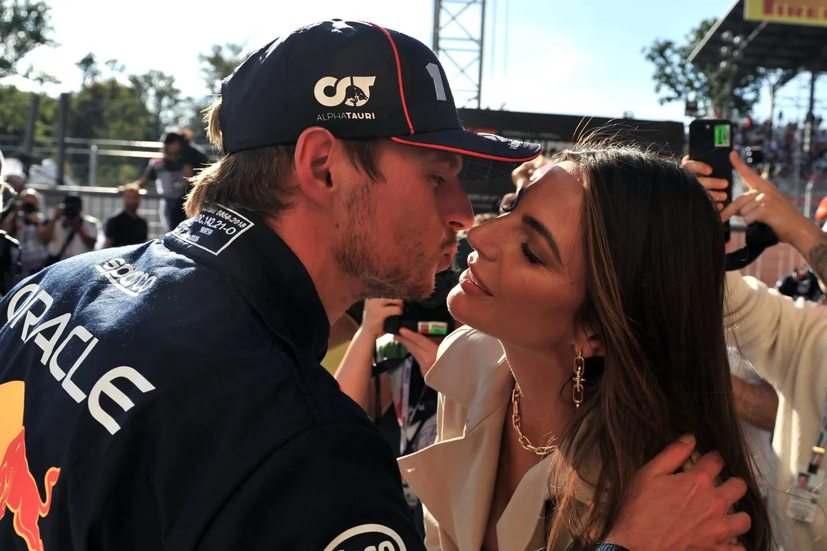 Max Verstappen en Kelly Piquet kussen elkaar na de Grand Prix van Italië in 2025