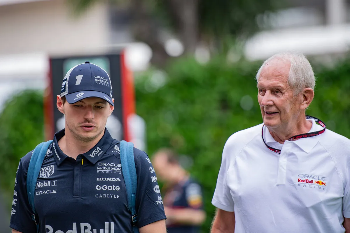 Red Bull-adviseur Helmut Marko en Max Verstappen geloven allebei nog in de F1-titel, terwijl ze in de F1-paddock lopen in Singapore