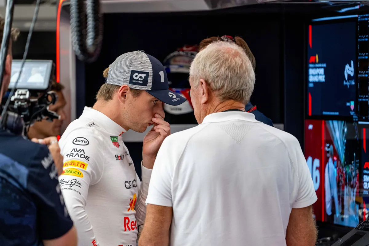Max Verstappen wordt toegesproken door Helmut Marko in de Red Bull-garage tijdens het raceweekend in Singapore in 2025