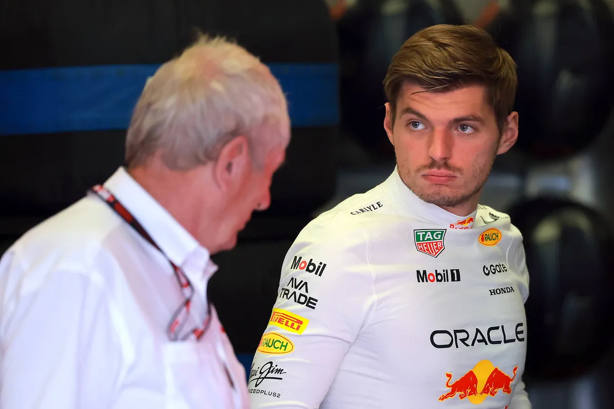 Max Verstappen in gesprek met Red Bull-adviseur Helmut Marko voorafgaand aan VT3 in Mexico